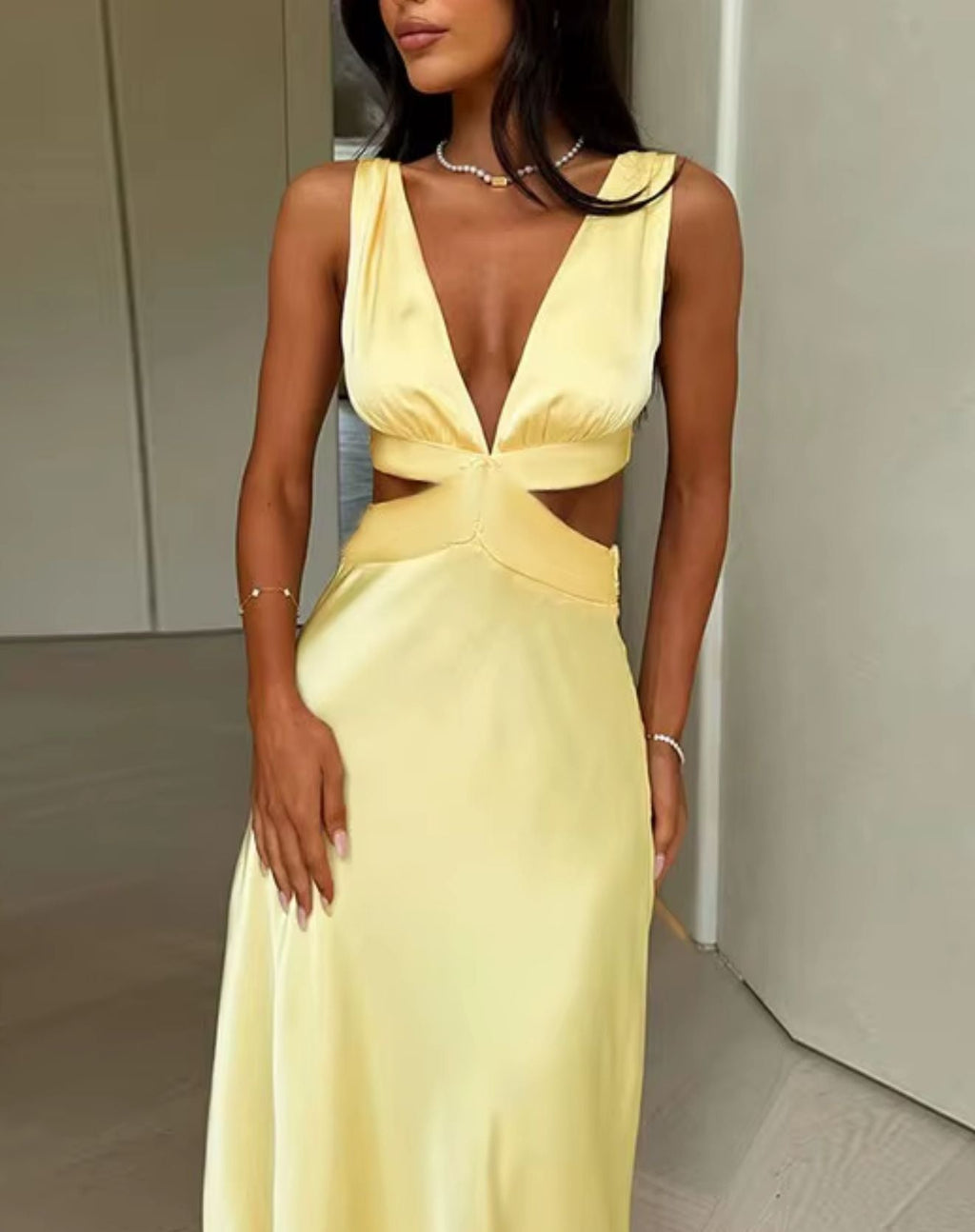 Vestido Longo Tina com Corte Fora na Cintura e Decote V